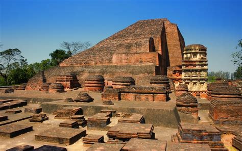 Nālandan opetusmonasterin perustaminen: 700-luvun buddhalaisen filosofian ja oppiarvon keskuksen syntyminen Intiassa.